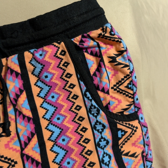 Colorful Geometric Patterned Shorts - Picture 7 of 7
